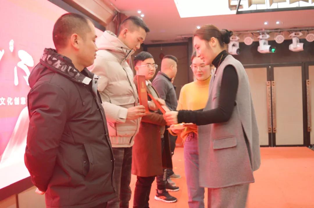 丁總為優秀班組員工頒獎 