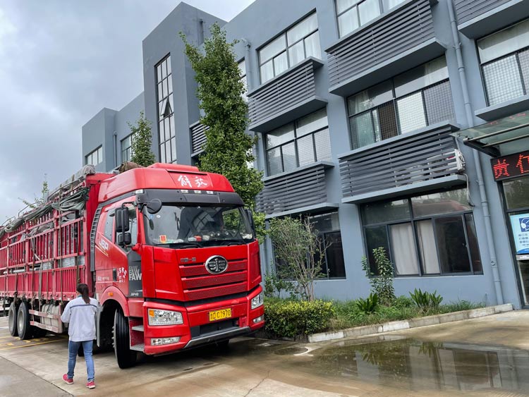 榮大供應鹽城現代公交候車亭發貨第七批