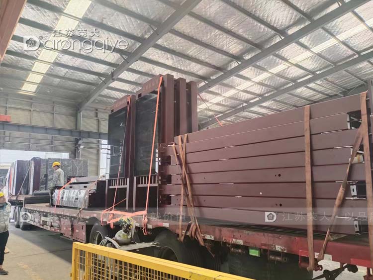 山東智能公交站臺(tái)第十六批次正在裝車